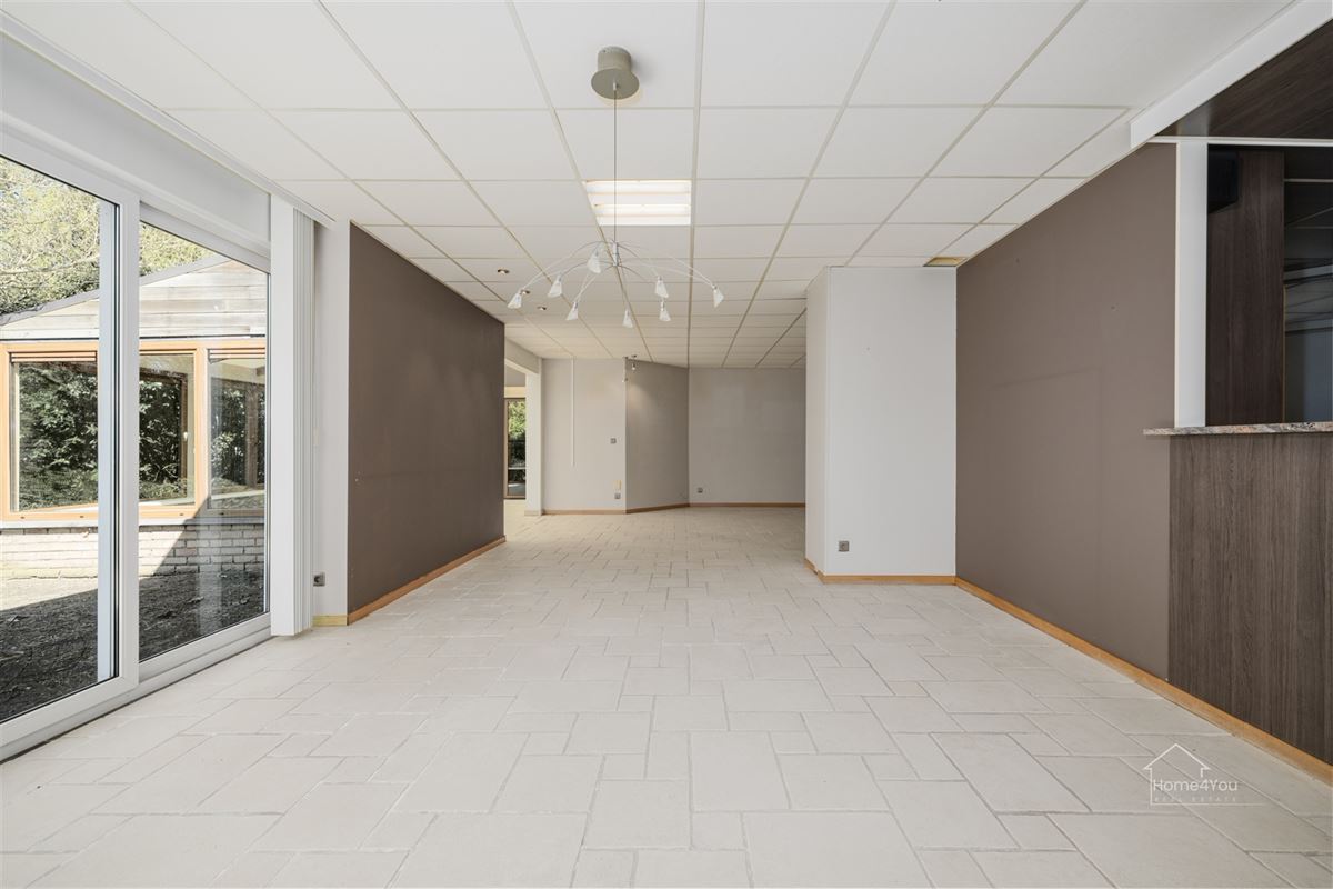  Multifunctioneel bedrijfsgebouw met toonzaal, magazijn, kantoren én woonst op toplocatie.