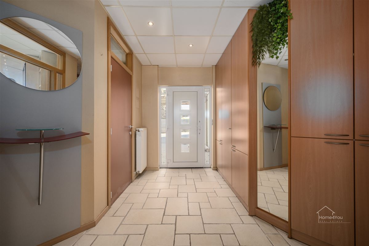  Multifunctioneel bedrijfsgebouw met toonzaal, magazijn, kantoren én woonst op toplocatie.