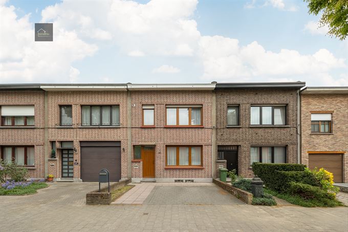 Te renoveren ééngezinswoning met zonnige tuin