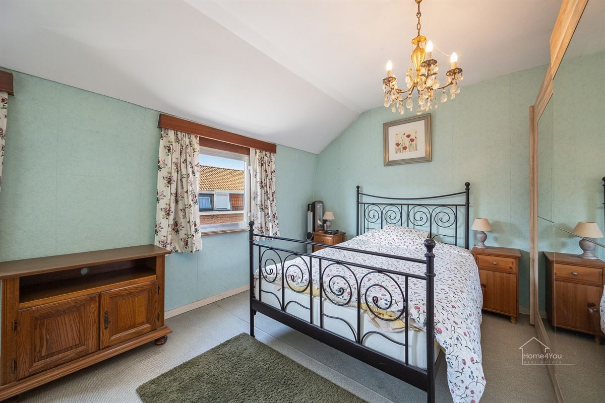 Te renoveren rijwoning met tuintje