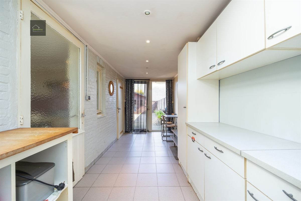 Te renoveren rijwoning met tuintje