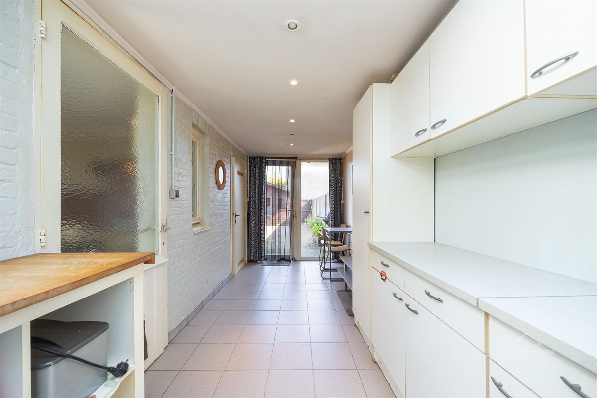 Te renoveren rijwoning met tuintje