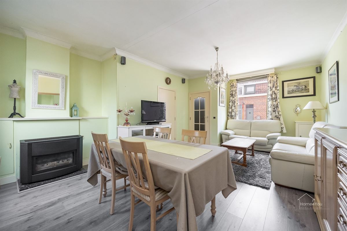 Te renoveren rijwoning met tuintje