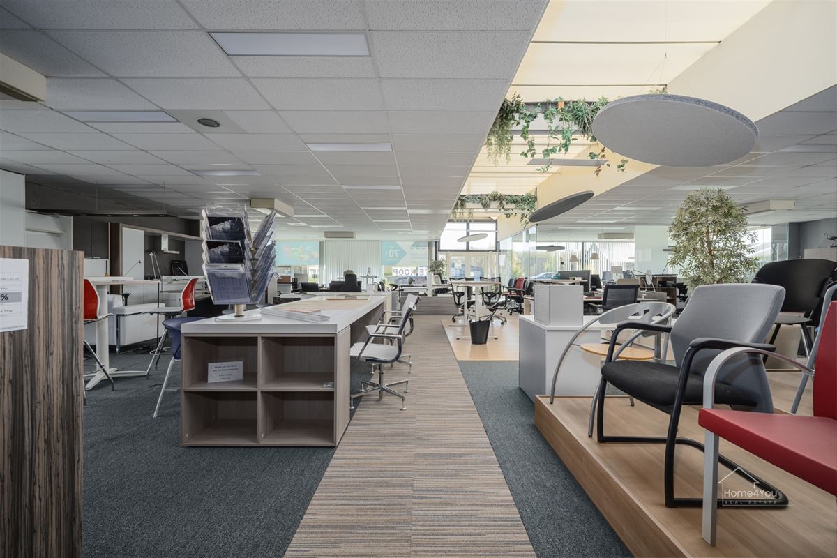 Multifunctioneel bedrijfsgebouw met toonzaal, magazijn, kantoren én woonst op toplocatie.