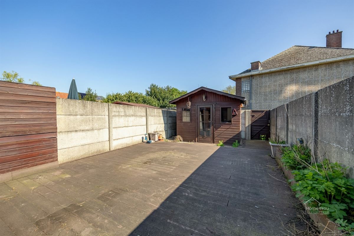 Te renoveren rijwoning met tuintje