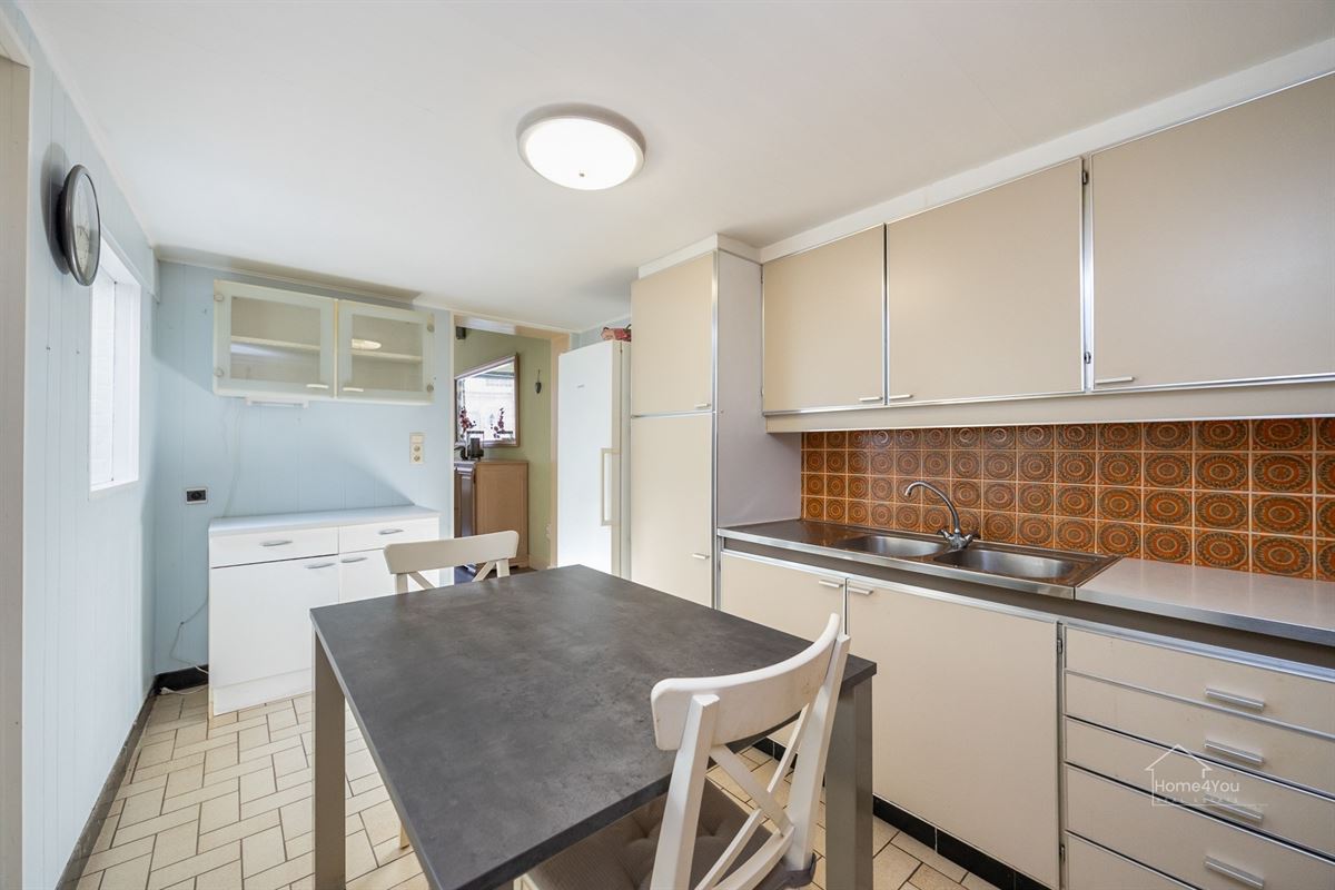 Te renoveren rijwoning met tuintje