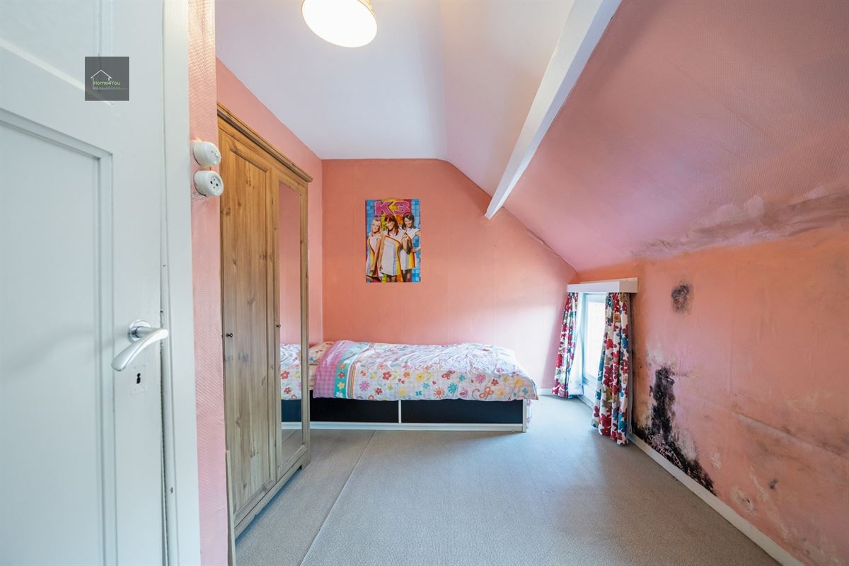 Te renoveren rijwoning met tuintje