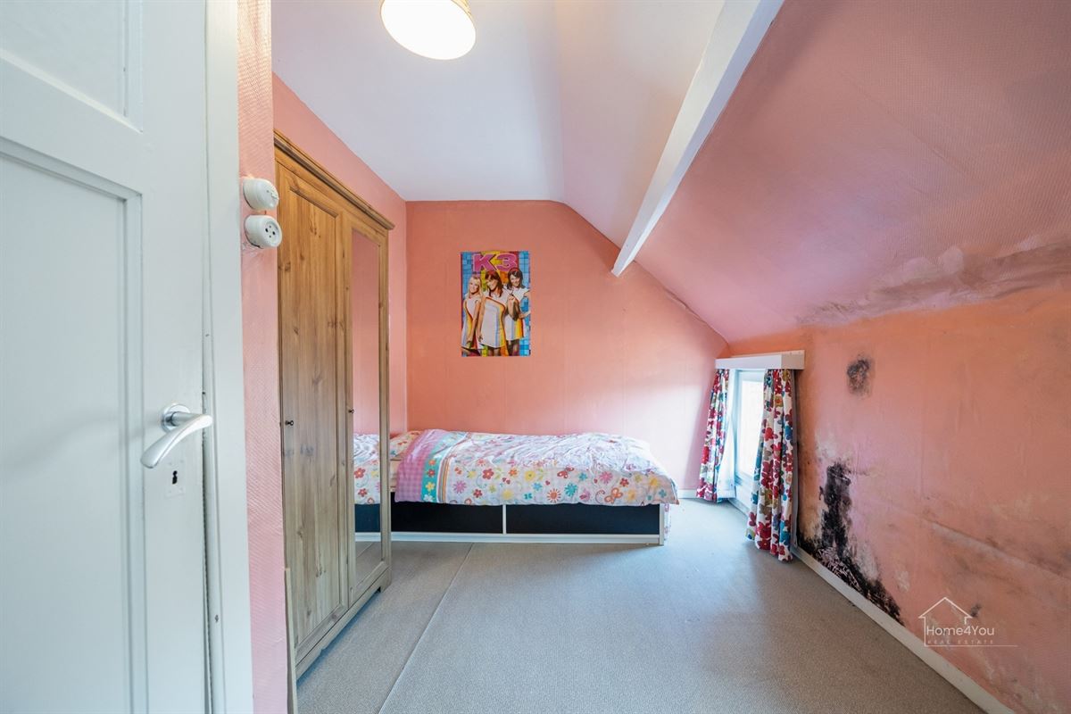 Te renoveren rijwoning met tuintje