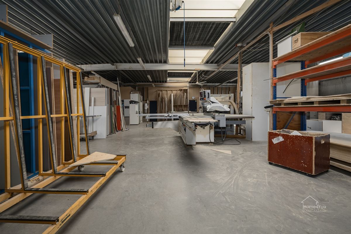  Multifunctioneel bedrijfsgebouw met toonzaal, magazijn, kantoren én woonst op toplocatie.