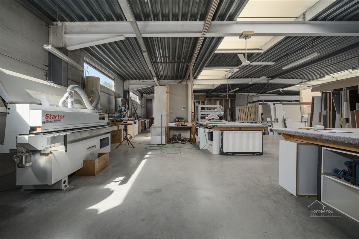 Multifunctioneel bedrijfsgebouw met toonzaal, magazijn, kantoren én woonst op toplocatie.