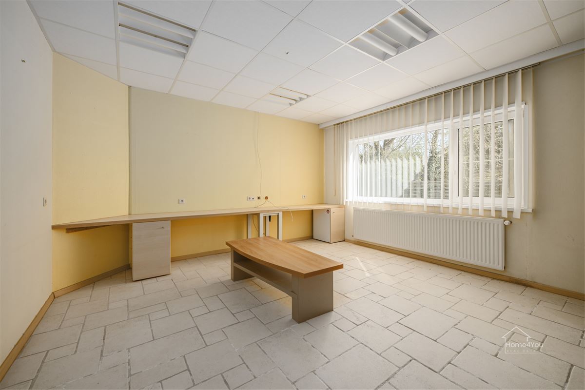  Multifunctioneel bedrijfsgebouw met toonzaal, magazijn, kantoren én woonst op toplocatie.