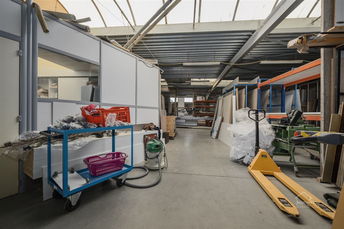 Multifunctioneel bedrijfsgebouw met toonzaal, magazijn, kantoren én woonst op toplocatie.