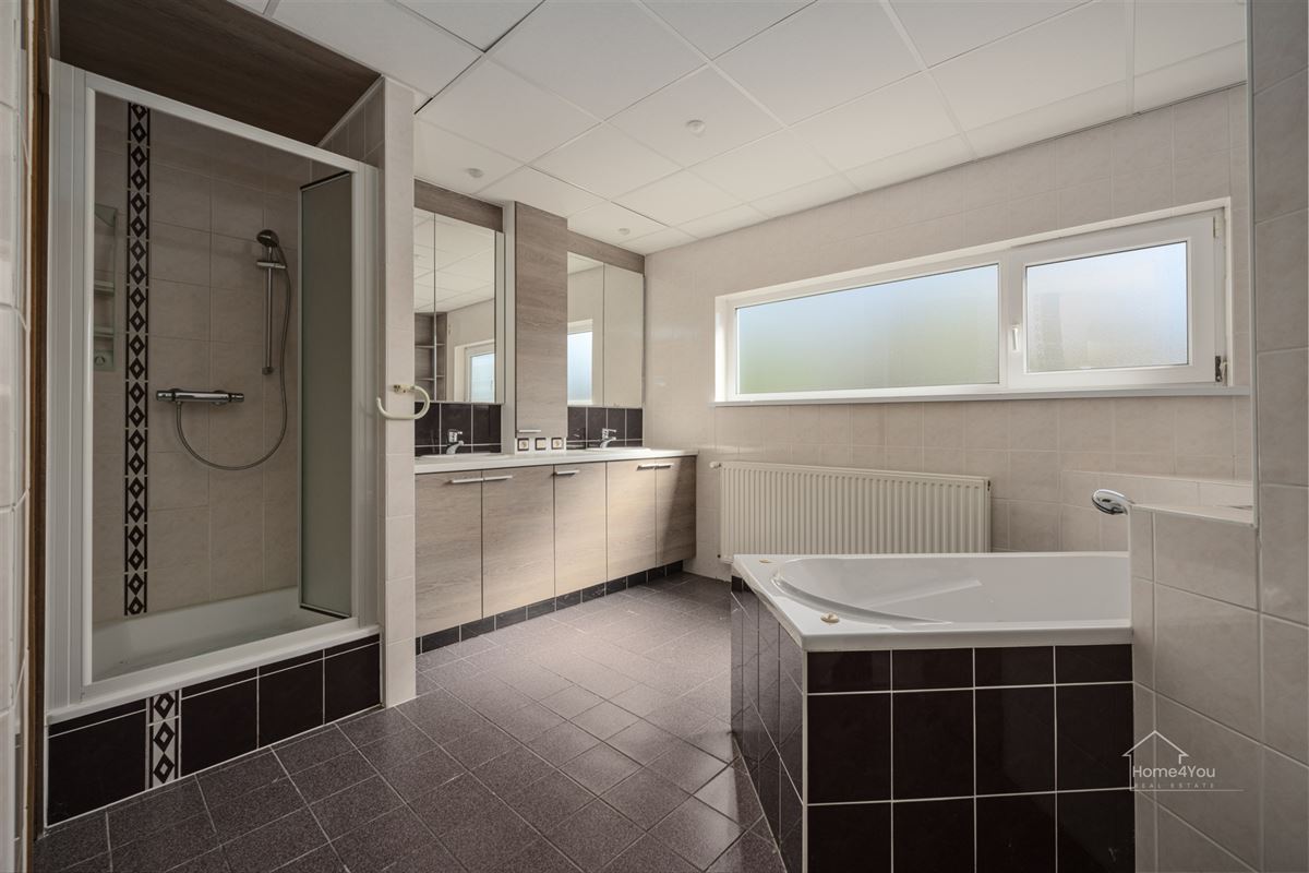  Multifunctioneel bedrijfsgebouw met toonzaal, magazijn, kantoren én woonst op toplocatie.