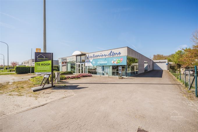  Multifunctioneel bedrijfsgebouw met toonzaal, magazijn, kantoren én woonst op toplocatie.