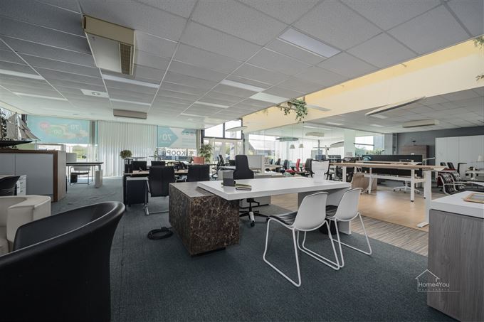 Multifunctioneel bedrijfsgebouw met toonzaal, magazijn, kantoren én woonst op toplocatie.