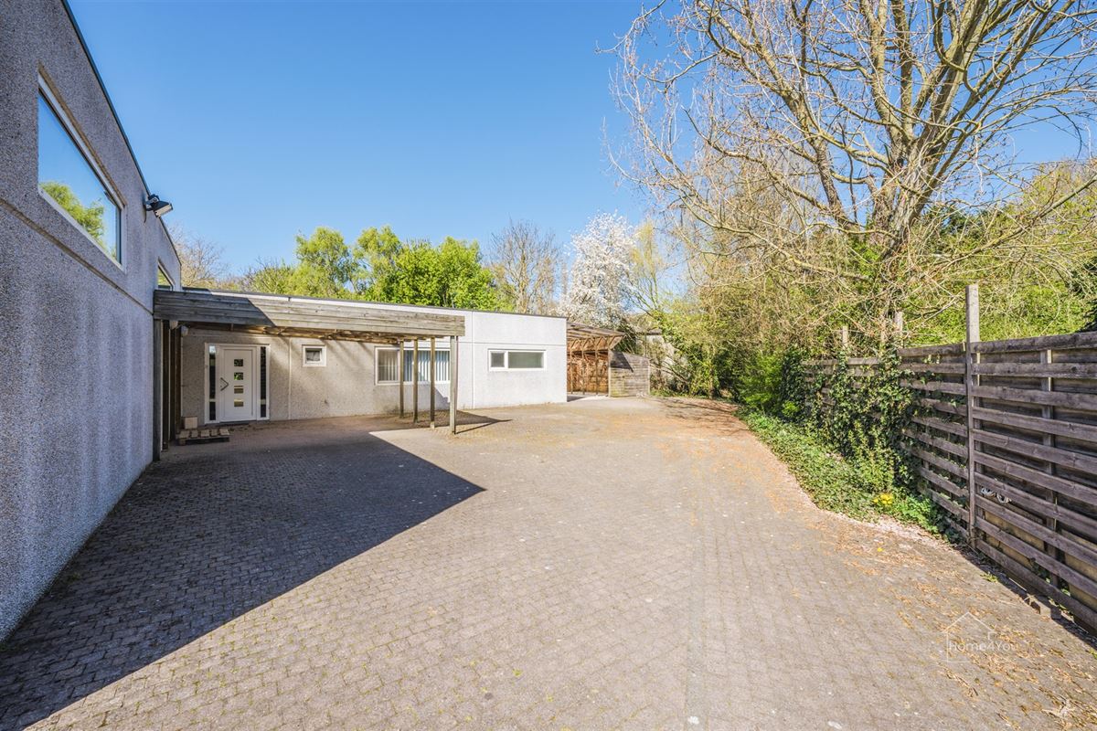  Multifunctioneel bedrijfsgebouw met toonzaal, magazijn, kantoren én woonst op toplocatie.