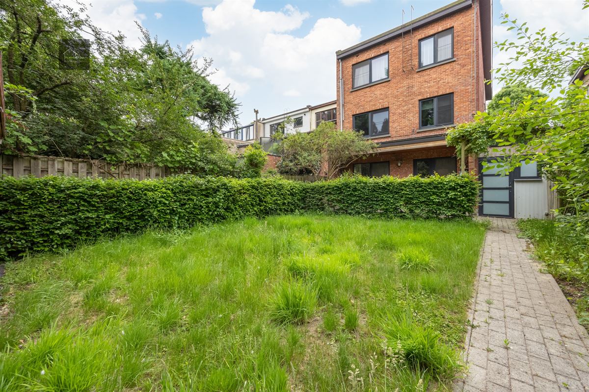 Gelijkvloers appartement met grote tuin en garage