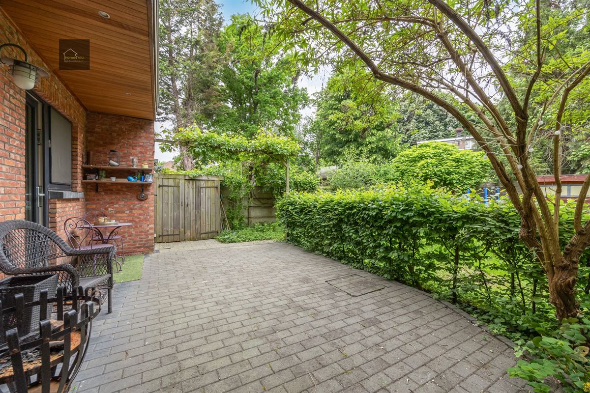 Gelijkvloers appartement met grote tuin en garage