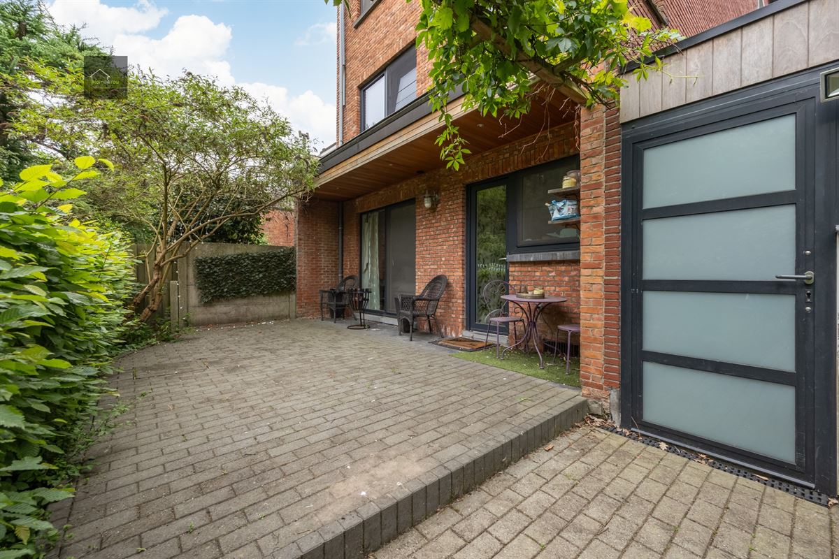 Gelijkvloers appartement met grote tuin en garage