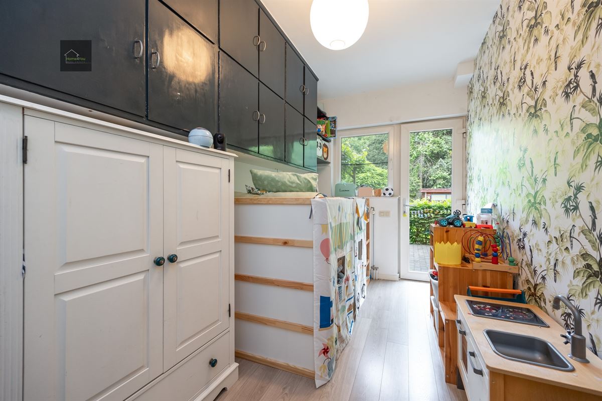 Gelijkvloers appartement met grote tuin en garage