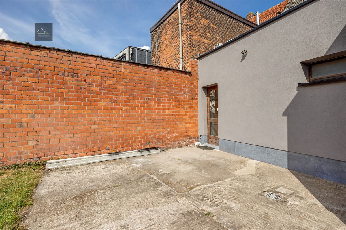 Handelspand met garage en privatieve tuin
