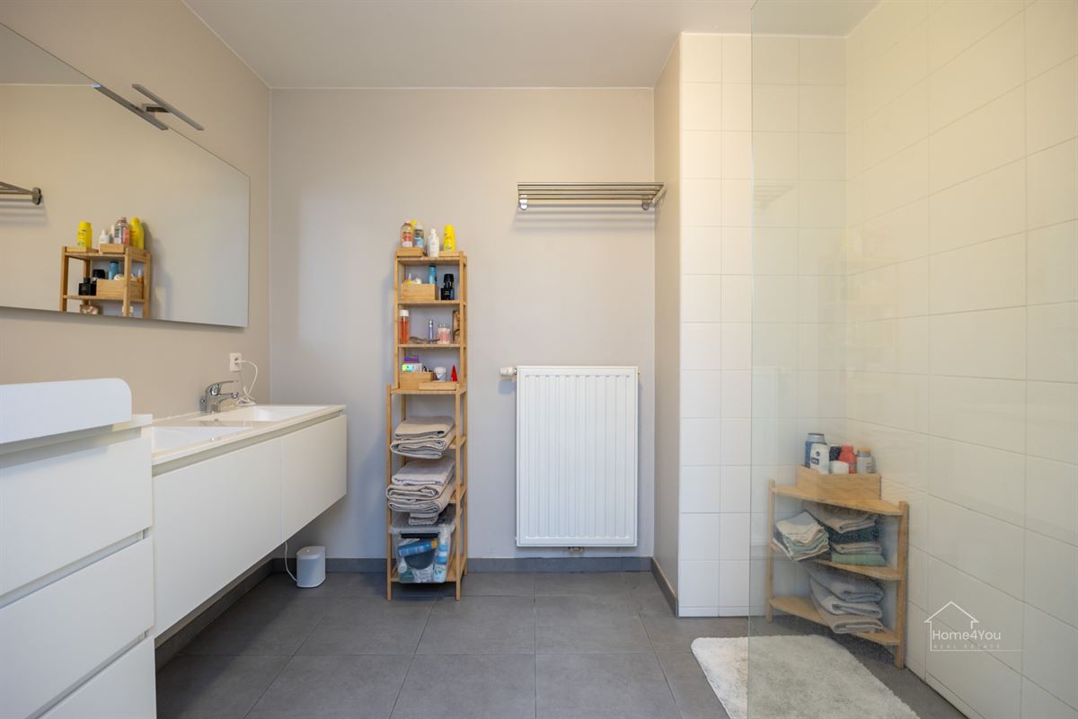 Modern instapklaar appartement met terras en autostaanplaats