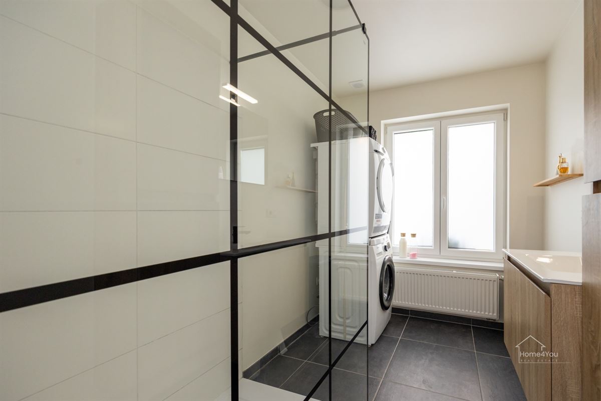 Gelijkvloers appartement met zeer grote tuin