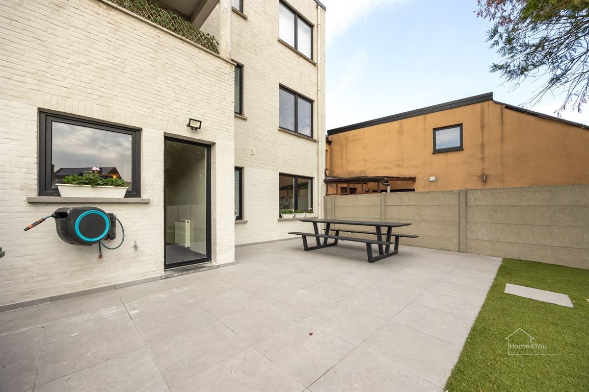 Gelijkvloers appartement met zeer grote tuin