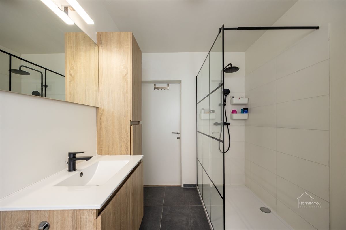 Gelijkvloers appartement met zeer grote tuin