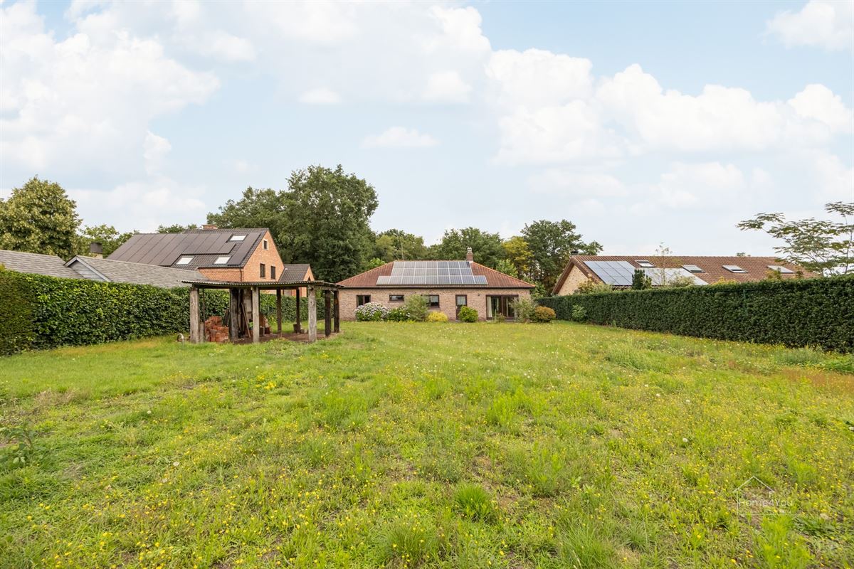 Te renoveren villa op 2002m² op toplocatie in Schilde.