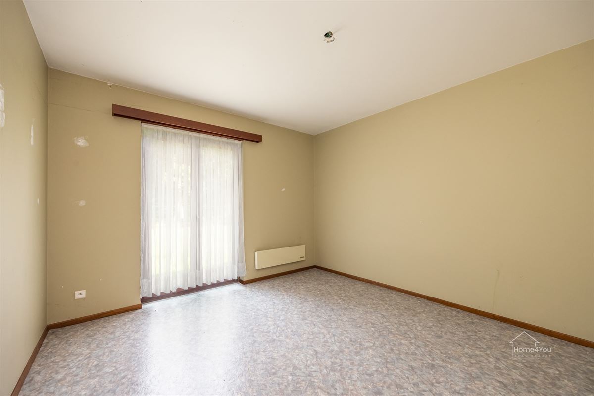 Te renoveren villa op 2002m² op toplocatie in Schilde.