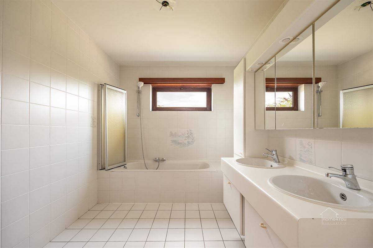 Te renoveren villa op 2002m² op toplocatie in Schilde.