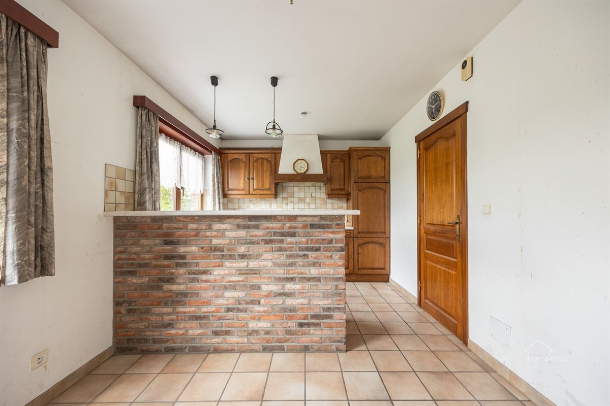 Te renoveren villa op 2002m² op toplocatie in Schilde.