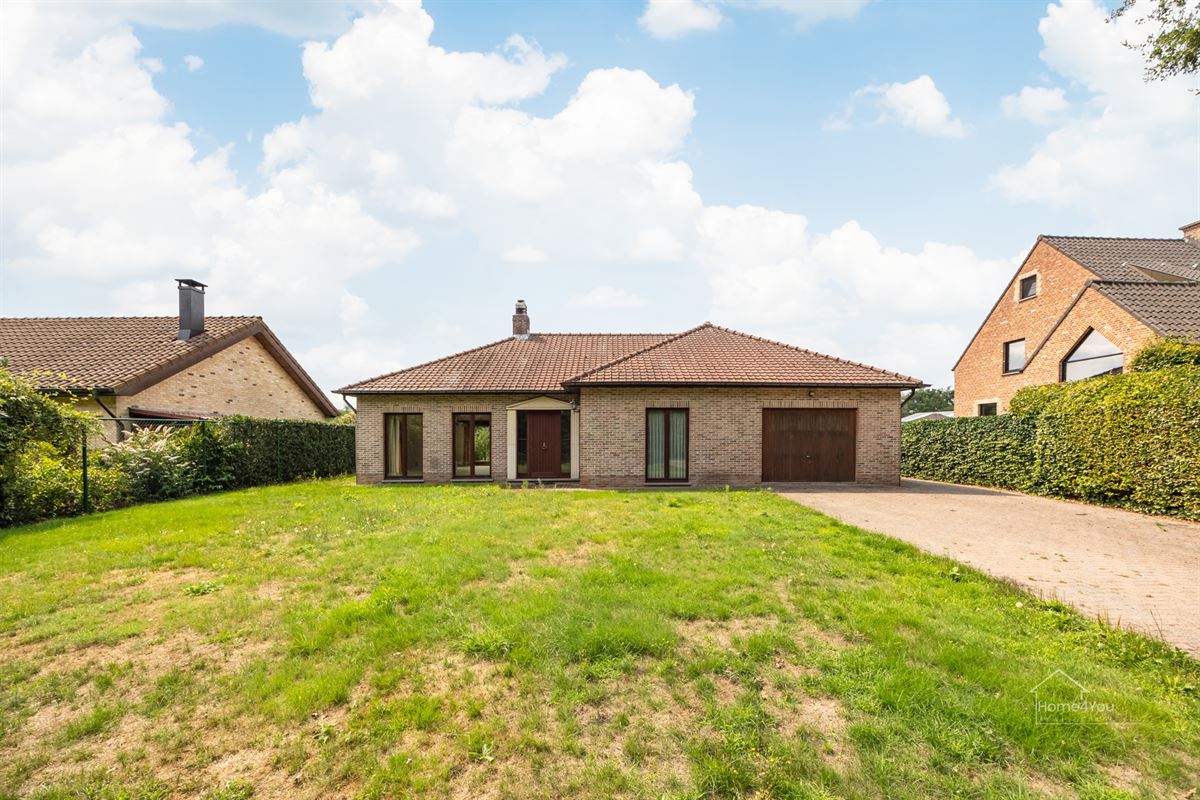 Te renoveren villa op 2002m² op toplocatie in Schilde.