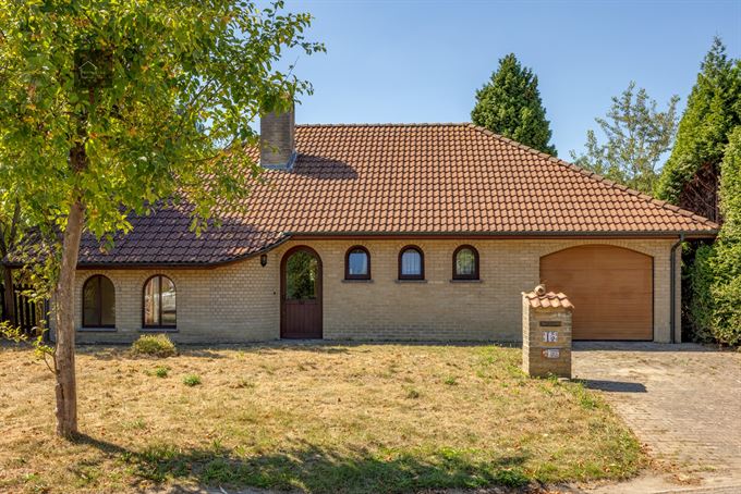 Te renoveren laagbouwvilla met private tuin en garage