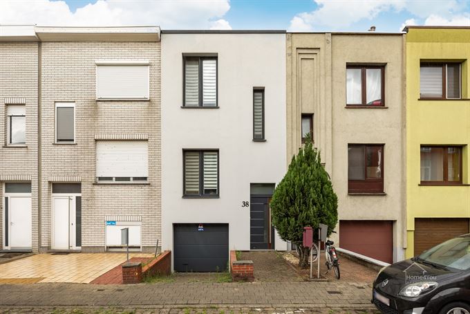 Instapklare woning met garage, oprit en stadstuin in hartje Deurne