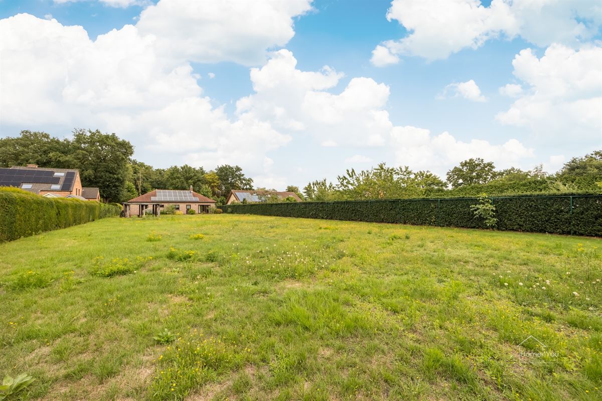 Te renoveren villa op 2002m² op toplocatie in Schilde.