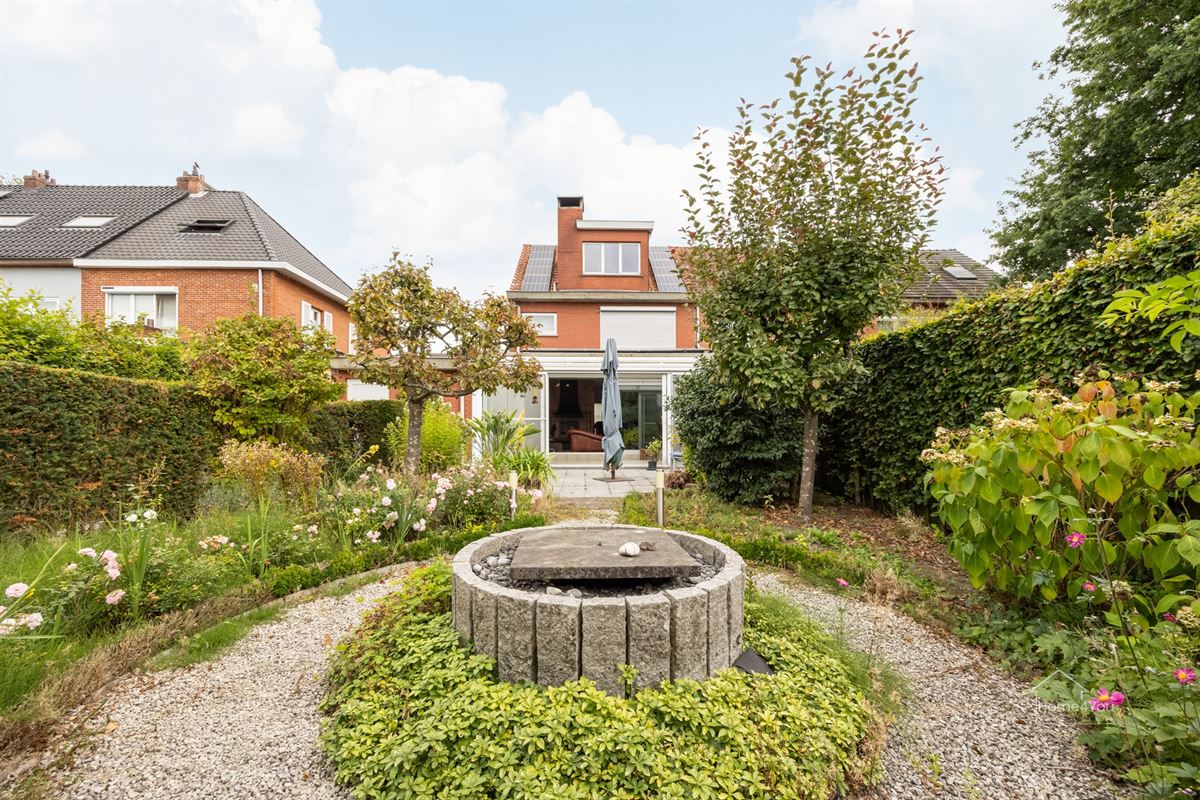 Halfopen bebouwing met tuin en atelier