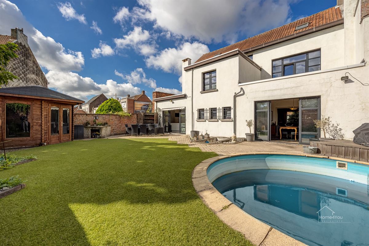 Zeer ruim herenhuis met zwembad