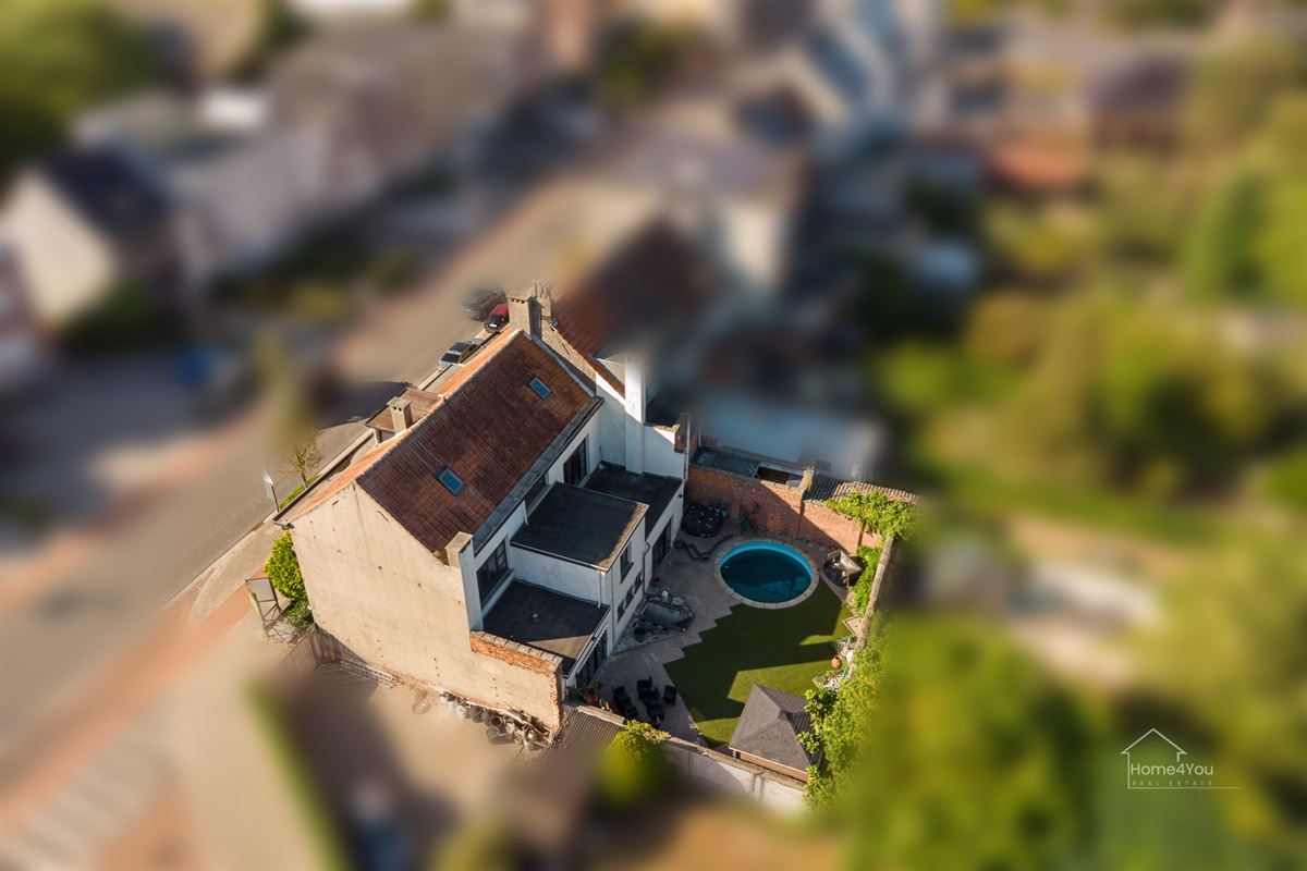 Zeer ruim herenhuis met zwembad