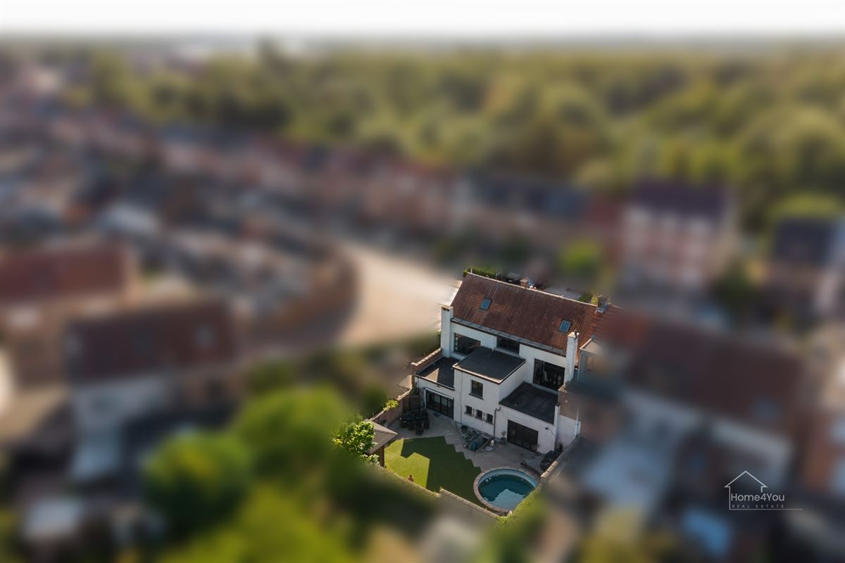 Zeer ruim herenhuis met zwembad