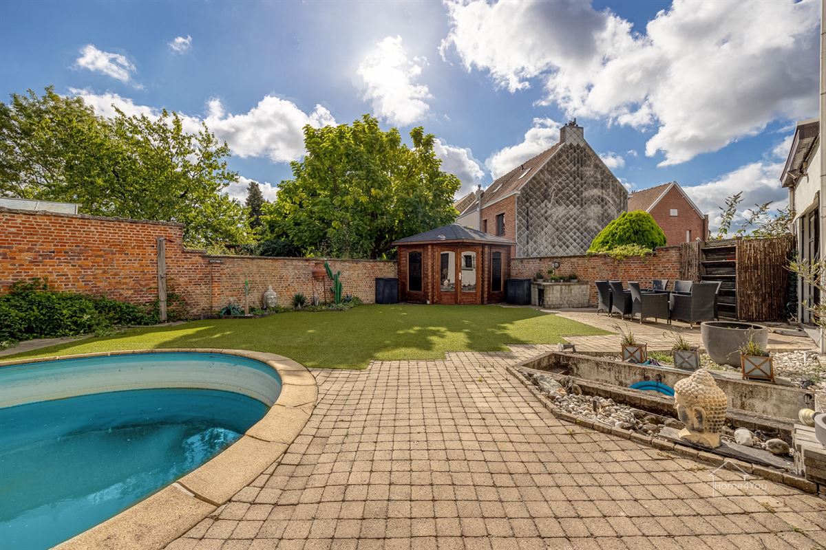 Zeer ruim herenhuis met zwembad