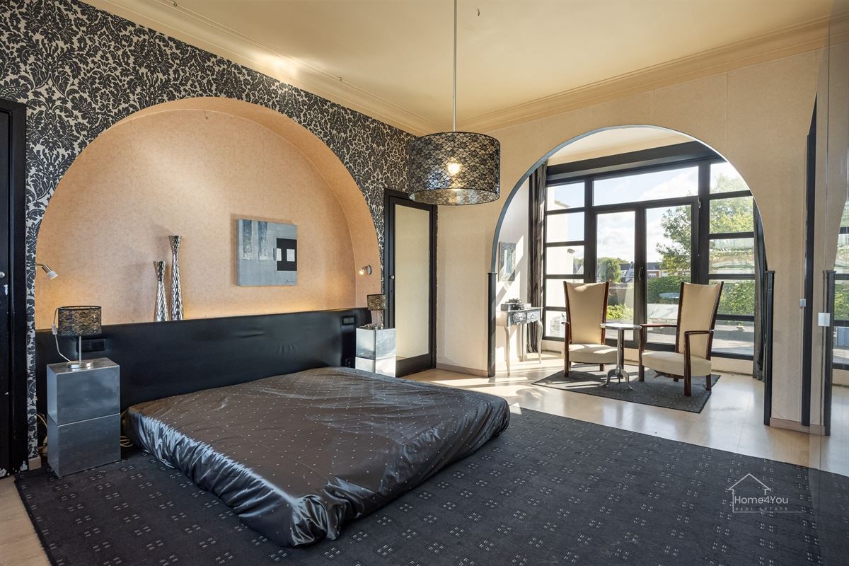 Zeer ruim herenhuis met zwembad