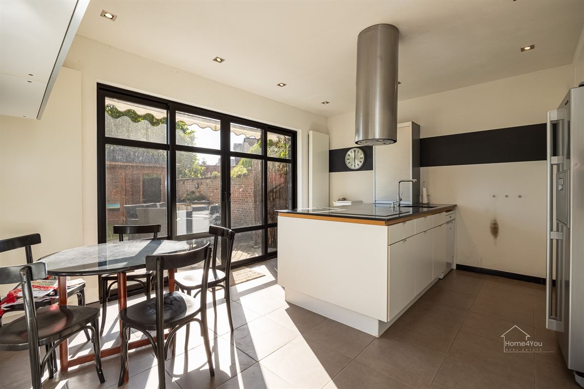 Zeer ruim herenhuis met zwembad