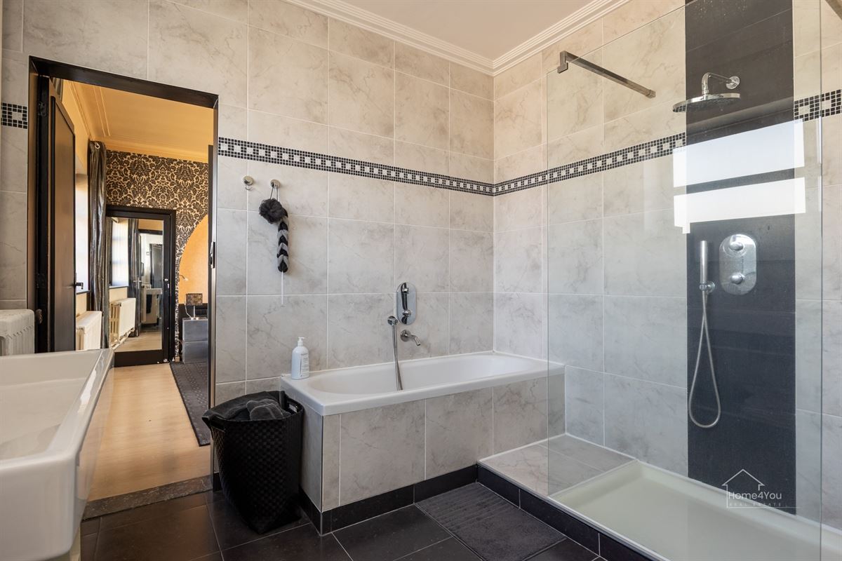 Zeer ruim herenhuis met zwembad