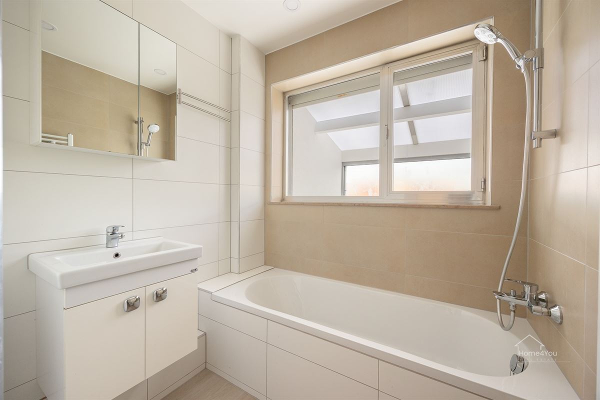 Vernieuwd en zonnig 2 slaapkamer appartement