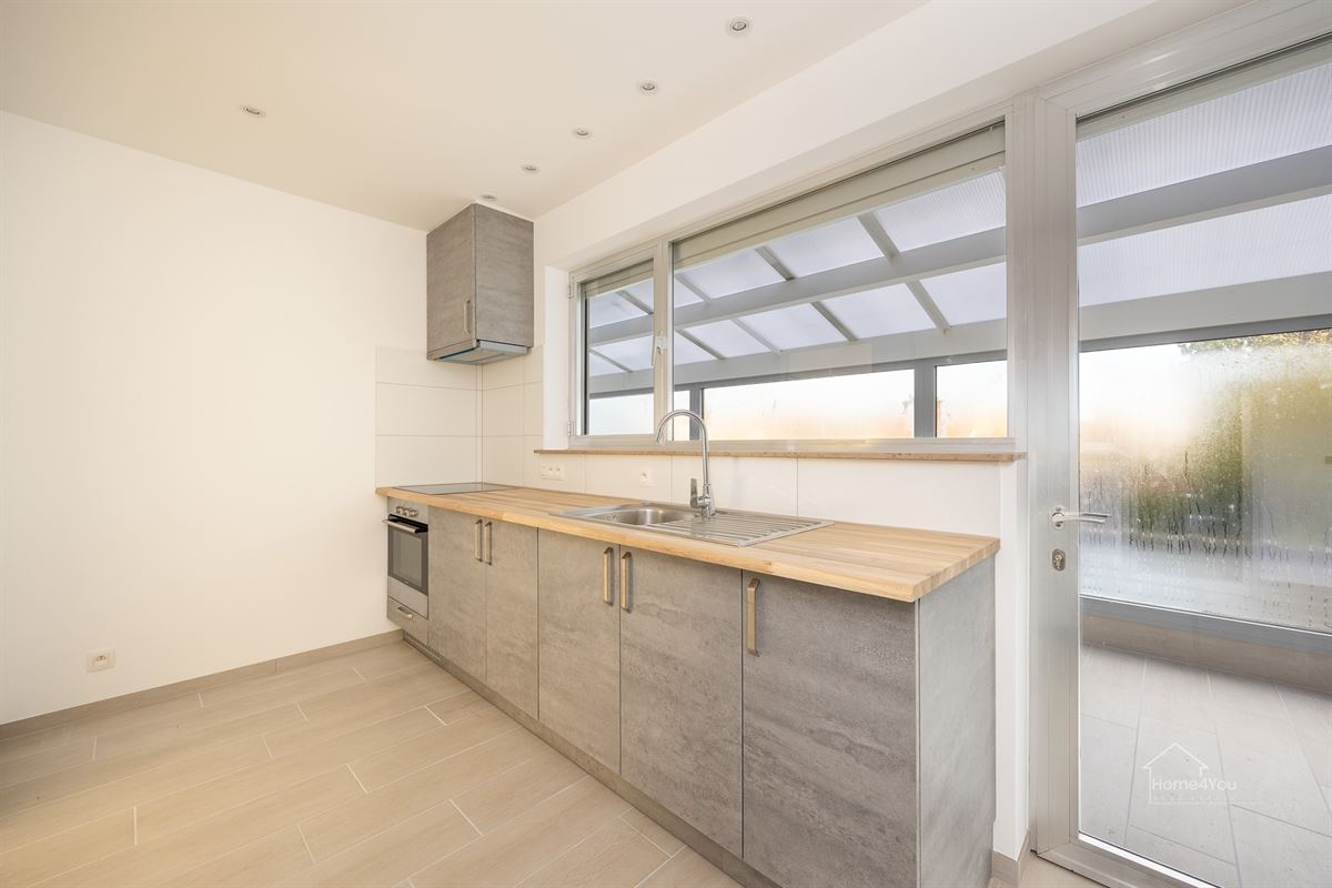 Vernieuwd en zonnig 2 slaapkamer appartement