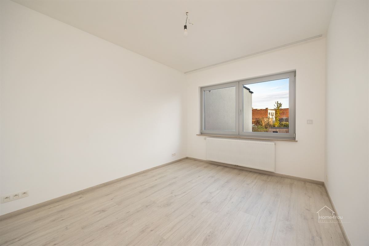 Vernieuwd en zonnig 2 slaapkamer appartement