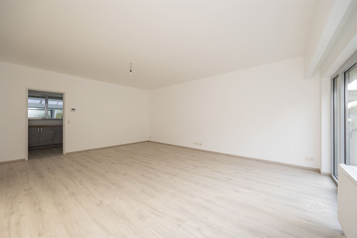 Vernieuwd en zonnig 2 slaapkamer appartement