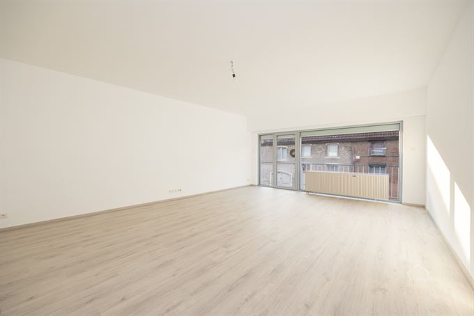 Vernieuwd en zonnig 2 slaapkamer appartement